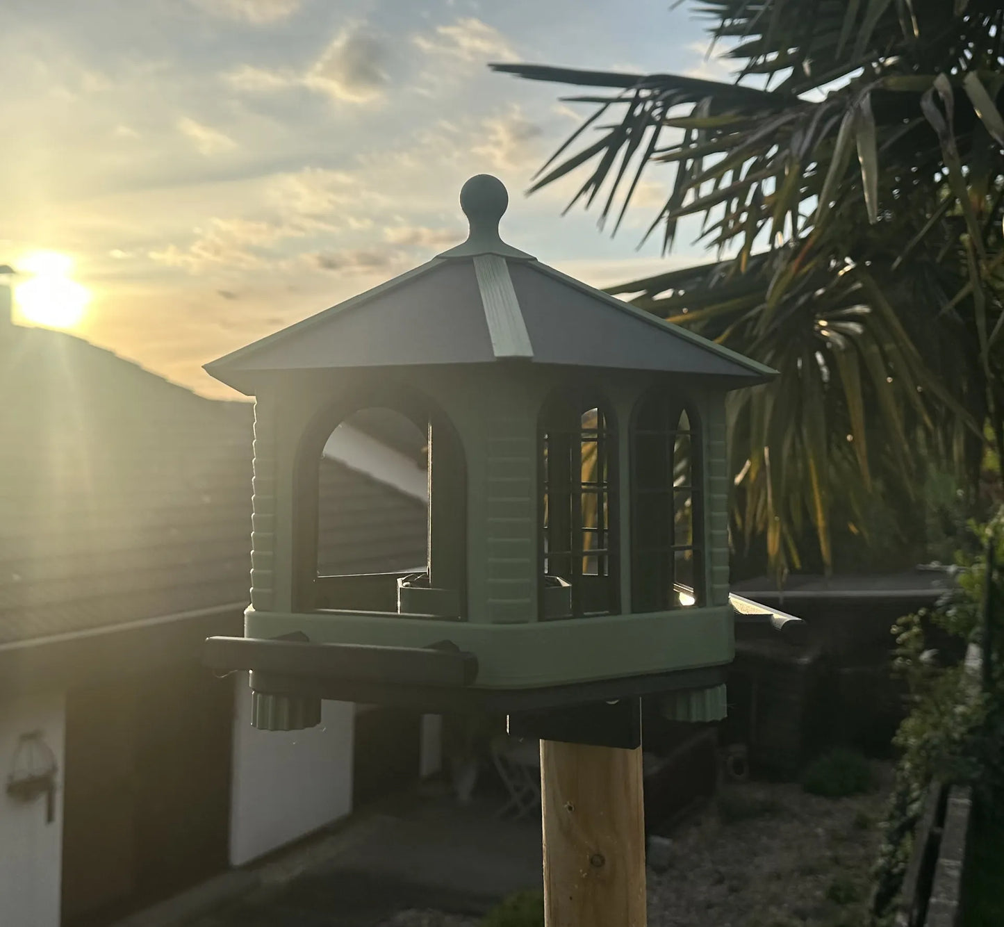 🏰 Pavilon Stílusú Madáretető – Elegancia a Kertedben 🐦