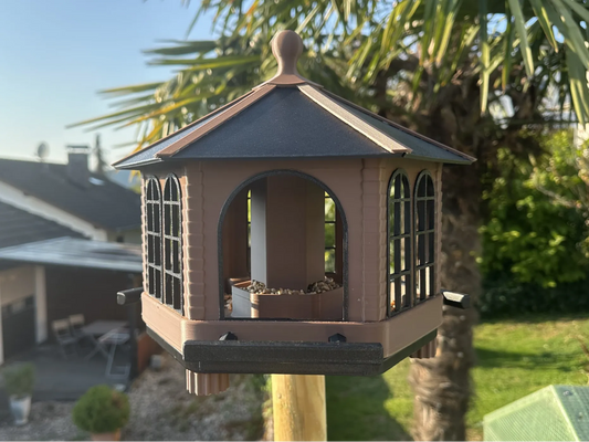 🏰 Pavilon Stílusú Madáretető – Elegancia a Kertedben 🐦